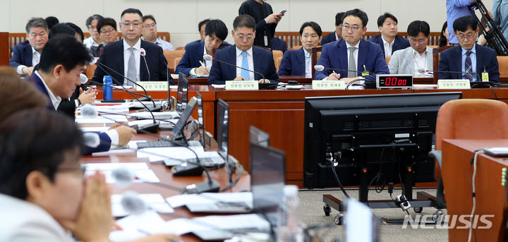 [서울=뉴시스] 추상철 기자 = 19일 오후 서울 여의도 국회에서 기후위기특별위원회 전체회의가 열리고 있다. 2023.06.19. scchoo@newsis.com