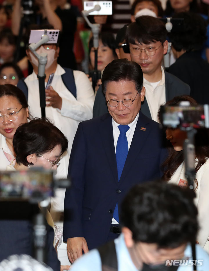 [서울=뉴시스] 이영환 기자 = 이재명 더불어민주당 대표가 19일 오후 서울 여의도 국회 의원회관 대회의실에서 열린 한국여성유권자연맹 창립 제54주년 기념식에 참석하고 있다. 2023.06.19. 20hwan@newsis.com