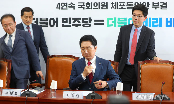 [서울=뉴시스] 추상철 기자 = 김기현 국민의힘 당 대표가 19일 오후 서울 여의도 국회에서 열린 최고위원회의에 참석하고 있다. 2023.06.19. scchoo@newsis.com