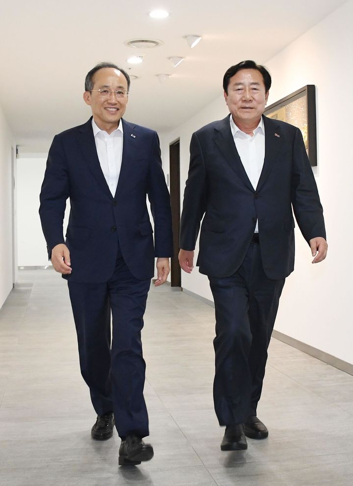 [서울=뉴시스] 21일 기획재정부에 따르면 기재부는 이달 30일 종료 예정인 '국가를 당사자로 하는 계약에 관한 법률 시행령의 수의계약 등 한시적 특례 적용기간에 관한 고시'를 추가 연장하는 방안을 검토 중이다. 사진은 추경호 부총리 겸 기획재정부 장관(왼쪽)과 김기문 중소기업중앙회장 (사진=기획재정부 제공) 2023.06.19. photo@newsis.com *재판매 및 DB 금지