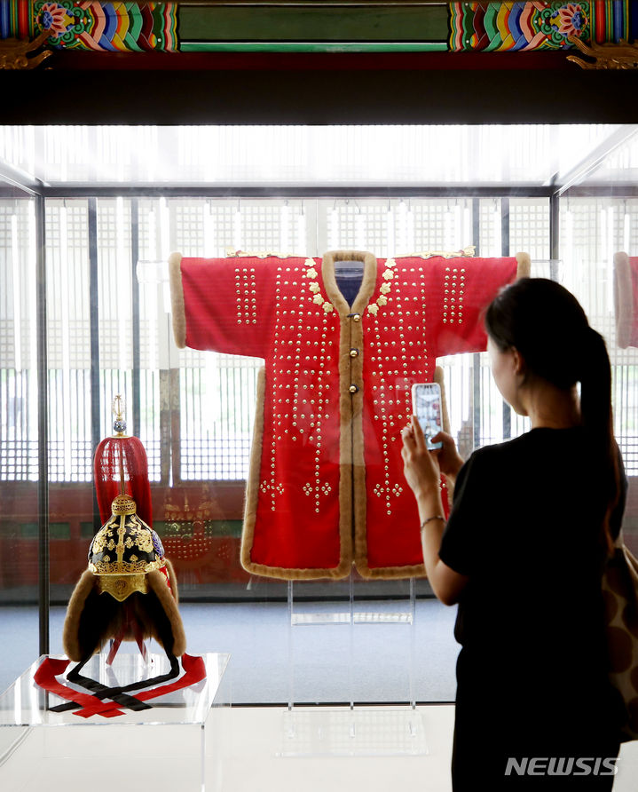 [서울=뉴시스] 김진아 기자 = 19일 서울 중구 덕수궁 덕홍전에서 열린 한·독 수교 140주년 기념 특별전 '1899, 하인리히 왕자에게 보낸 선물' 개막식에서 관계자들이 고종황제가 독일 왕자에게 선물로 보낸 갑옷,투구 등을 재현한 작품을 보고 있다. 오는 20일부터 7월2일까지 열리는 이번 전시에서는 고종황제가 대한제국 최초의 국빈인 독일 하인리히 폰 프로이센 왕자에게 선물한 갑옷, 투구, 갑주함 등을 재현한 작품을 선보인다. 2023.06.19. bluesoda@newsis.com