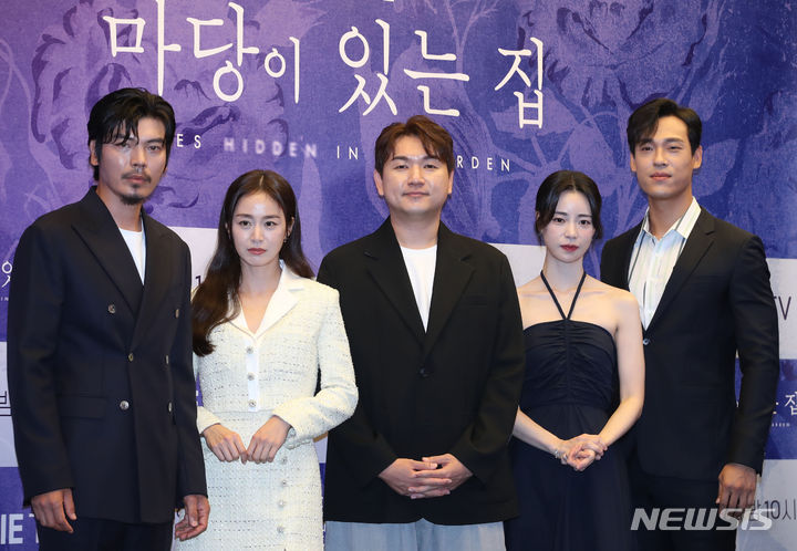 [서울=뉴시스] 권창회 기자 = 배우 김성오(왼쪽부터), 김태희, 정지현 감독, 임지연, 최재림이 19일 오후 서울 마포구 상암 스탠포드 호텔에서 열린 지니TV 드라마 마당이 있는 집 제작발표회에서 포토타임을 갖고 있다. 2023.06.19. kch0523@newsis.com