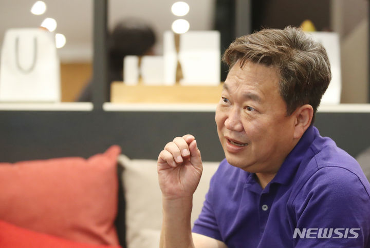 [서울=뉴시스] 김명원 기자 = 존리 전 메리츠자산운용 대표가 19일 서울 중구 한 카페에서 뉴시스와 인터뷰를 하고 있다. 2023.06.20. kmx1105@newsis.com