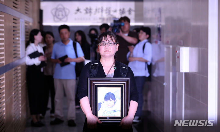 [서울=뉴시스] 김선웅 기자 = 권경애 변호사 학교폭력 소송 불출석 피해 당사자인 이기철 씨가 지난해 6월19일 서울 서초구 대한변호사협회에서 열린 징계위원회 전체회의에 출석하고 있다. 학교폭력 피해로 숨진 학생의 모친 이기철 씨는 이날 권 변호사에 대한 영구제명 징계를 촉구했다. 이날 변호사협회에서는 권경애 변호사에 대한 징계위원회 전체회의가 열려 징계 수위를 논의한다. 2023.06.19. mangusta@newsis.com