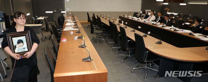 [서울=뉴시스] 김선웅 기자 = 자신이 소송대리를 맡은 학교폭력 피해 사건에 불출석 해 재판 패소를 초래한 권경애 변호사에게 정직 1년 처분이 내려진 것을 계기로 변호사 징계에 대한 논란이 나온다. 권 변호사 학교폭력 소송 불출석 피해 당사자인 이기철 씨가 지난 19일 서울 서초구 대한변호사협회에서 열린 징계위원회 전체회의에 출석하고 있다. 학교폭력 피해로 숨진 학생의 모친 이기철 씨는 이날 권 변호사에 대한 영구제명 징계를 촉구했다. 2023.06.19. mangusta@newsis.com
