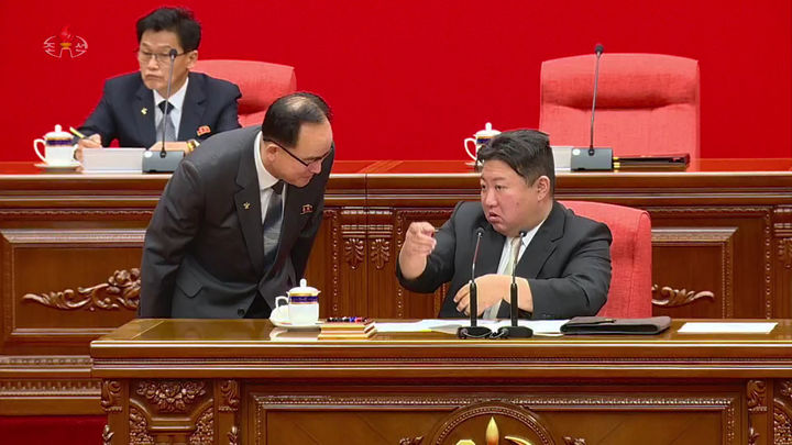 [서울=뉴시스] 김금보 기자 = 북한 노동당 중앙위원회 제8기 제8차 전원회의 확대회의가 지난 16일부터 18일까지 당중앙위원회 본부에서 열렸다고 조선중앙TV가 19일 보도했다. 김정은 북한 국무위원장이 조용원 당 조직비서와 이야기하고 있다. (사진=조선중앙TV 캡처) 2023.06.19 photo@newsis.com *재판매 및 DB 금지