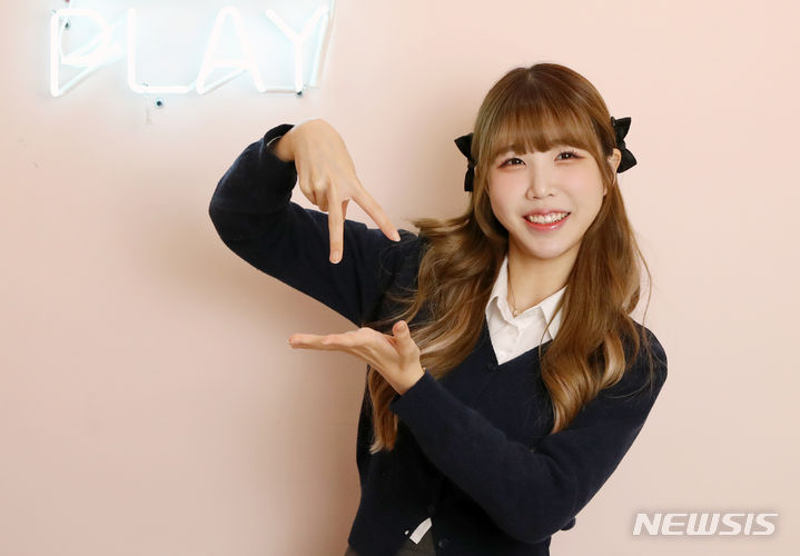 [서울=뉴시스] 조성우 기자 = 유튜버 '나는조이서'가 서울 마포구 순이엔티 사옥에서 뉴시스와 인터뷰를 마치고 포즈를 취하고 있다. 2023.06.20. xconfind@newsis.com