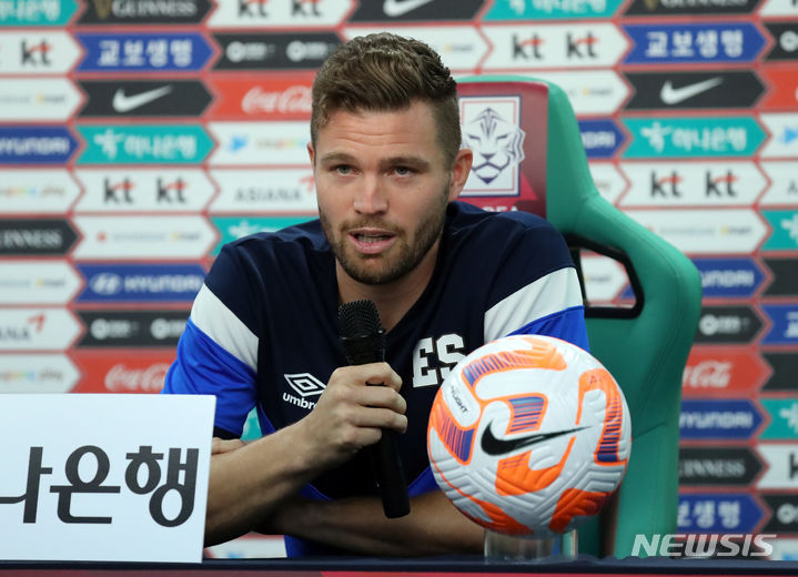 [대전=뉴시스] 강종민 기자 = 엘살바도르 축구 국가대표 에릭 사발레타가 19일 대전 유성구 대전월드컵경기장에서 대한민국과 A매치 평가전을 앞두고 소감을 밝히고 있다. 2023.06.19. ppkjm@newsis.com
