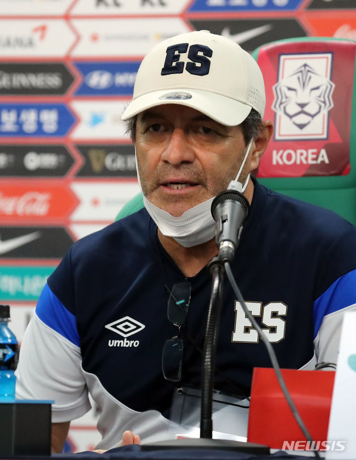 [대전=뉴시스] 강종민 기자 = 우고 페레즈 엘살바도르 축구 국가대표팀 감독과 에릭 사발레타 선수가 19일 대전 유성구 대전월드컵경기장에서 대한민국과 A매치 평가전을 앞두고 기자회견을 하고 있다. 2023.06.19. ppkjm@newsis.com