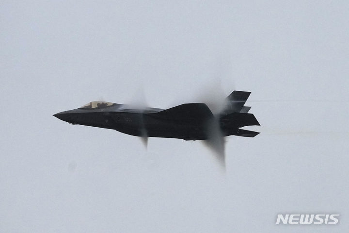 [AP/뉴시스] 미 록히드 마틴 사 제작의 F-35 전투기가 6월 중순 파리 에어쇼의 라 부르제 공항에서 시범 비행을 연출하고 있다. 2023. 07. 18. 