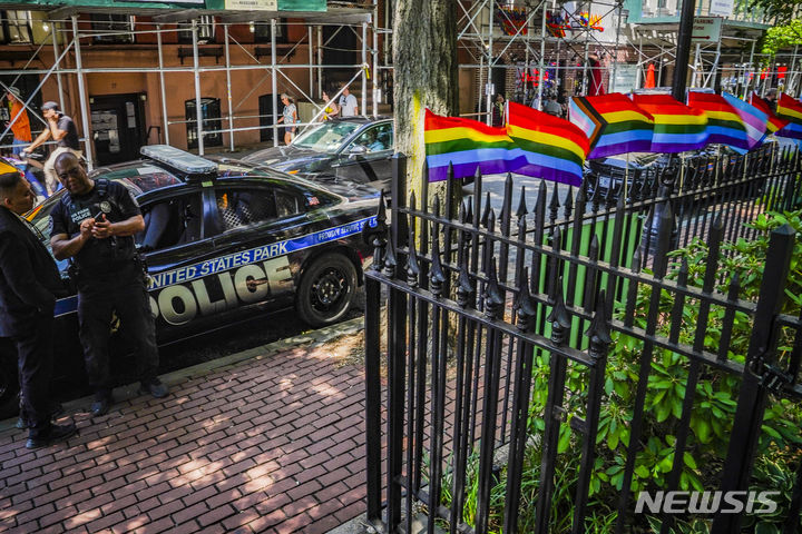 [ 스톤월( 미 뉴욕주)=AP/뉴시스] 성소수자 기념행사가 열린 달 프라이드먼스의 근원지인 스톤월의 깃발을 찢어놓은 반달리즘을 수사하기 위해 6월 13일 뉴욕 경찰이 현장에서 조사하고 있다. 2023.06.26&nbsp; 