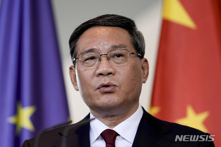 [베를린=AP/뉴시스]리창 중국 총리가 20일(현지시간) 독일 베를린에서 열린 양국 정부 협의에 이어 올라프 숄츠 독일 총리와의 공동 기자회견에서 언론에 브리핑하고 있다. 2023.06.20. 