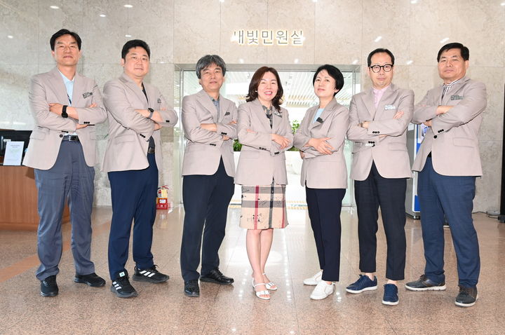 [수원=뉴시스] 수원시 새빛민원실에서 원스톱서비스를 제공하고 있는 베테랑 팀장들이 기념촬영을 하고 있다. (사진=수원시 제공) 2023.06.20. photo@newsis.com *재판매 및 DB 금지