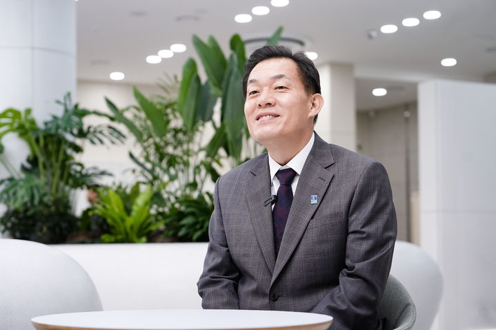 [수원=뉴시스] '새빛민원실'을 시행한 이재준 수원특례시장. (사진=수원시 제공) 2023.06.20. photo@newsis.com *재판매 및 DB 금지