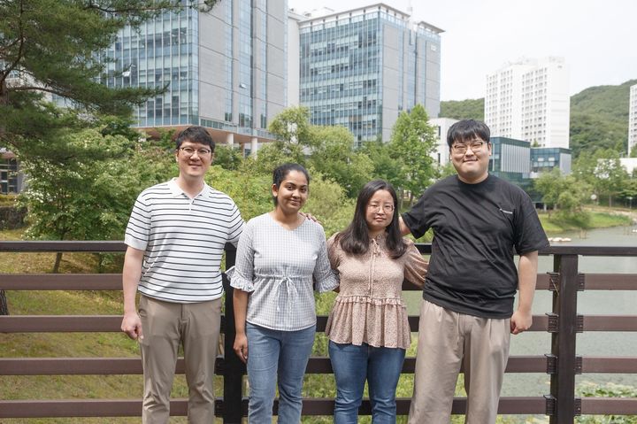 [울산=뉴시스] 구미현 기자 = UNIST 연구진. 사진 왼쪽부터 민두영 교수, Bhashini Wijesinghe 연구원, 제 1저자 김서윤 연구원, 제 1저자 이대효 연구원. (UNIST 제공) photo@newsis.com *재판매 및 DB 금지