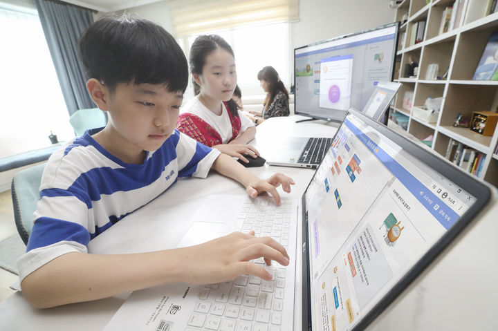 [서울=뉴시스] KT가 인공지능(AI) 코딩 교육 플랫폼 'AI 코디니'에 양방향 소통이 가능한 대화형 블록 코딩 서비스 'AI 튜터’를 도입했다. (사진=KT 제공) *재판매 및 DB 금지