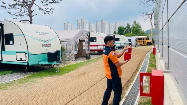 [수원=뉴시스] 경기소방이 캠핑장을 찾아 화재안전관리를 진행하고 있다. (사진=경기도소방재난본부 제공) 2023.6.20. photo@newsis.com *재판매 및 DB 금지
