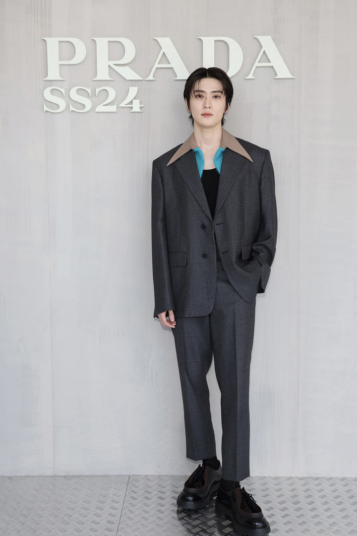 [서울=뉴시스] 엔시티 재현 밀라노 패션위크 프라다 컬렉션 포토월 사진 2023.06.20. (사진= SM엔터테인먼트 제공) photo@newsis.com *재판매 및 DB 금지
