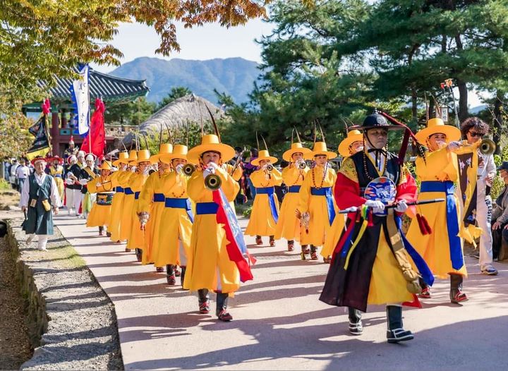 [광주=뉴시스] 구길용 기자 = 광주사직단오축제위원회는 오는 24일 관덕정 일대에서 2023 광주사직단오축제가 열린다고 20일 밝혔다. 축제 거리 퍼레이드 장면. (사진=사직단오축제위 제공). 2023.06.20. kykoo1@newsis.com *재판매 및 DB 금지