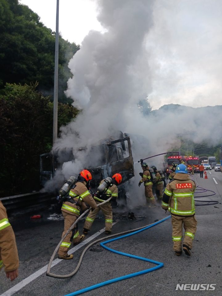 [충주=뉴시스] 이도근 기자= 20일 오전 5시33분께 충북 충주시 중부내륙고속도로 상행선 매현1터널 인근에서 운행 중이던 25t 화물트럭에서 불이 나 20여분 만에 진화됐다. (사진=충주소방서 제공) 2023.6.20. photo@newsis.com *재판매 및 DB 금지