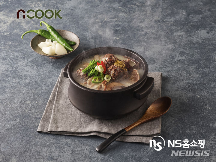 [서울=뉴시스]NS홈쇼핑 PB 엔쿡(NCOOK)의 속초 아바이순대국. (사진=NS홈쇼핑 제공)
