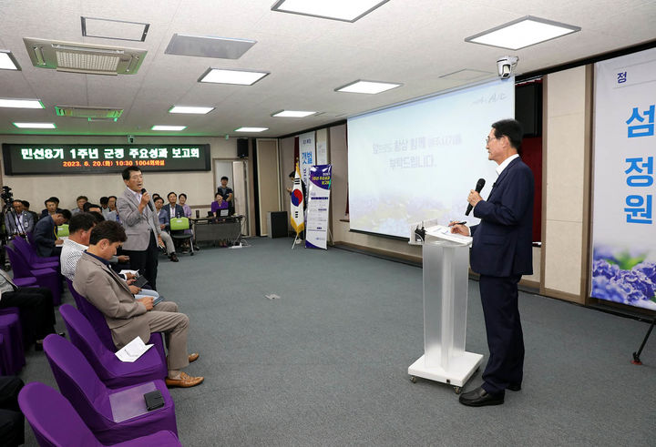 [신안=뉴시스] 박상수 기자 = 박우량 신안군수가 20일 오전 신안군청에서 '민선 8기 취임 1년 성과'를 발표하는 기자회견을 갖고 있다. (사진=신안군 제공) 2023.06.20. photo@newsis.com *재판매 및 DB 금지