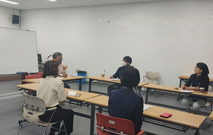 [서울=뉴시스]아동 전문기관들의 긴급사례회의 진행 모습.(사진=도봉구 제공) *재판매 및 DB 금지