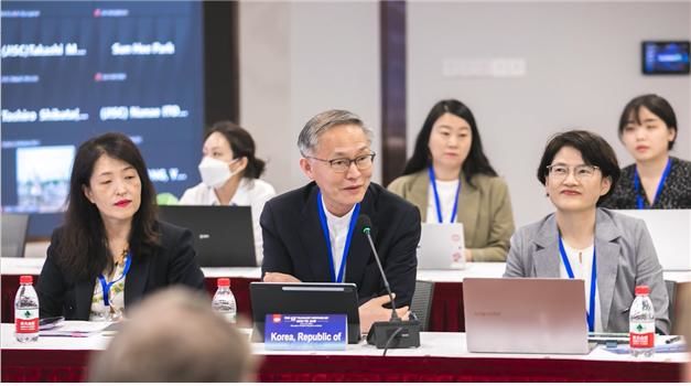 [대전=뉴시스] 중국서 열린 제13차 ISO/TC249 총회 모습. 앞줄 왼쪽부터 상지대 이수진 교수, 한국대표 경희대 김용석 교수(HoD), 한의학연 최선미 책임연구원. *재판매 및 DB 금지