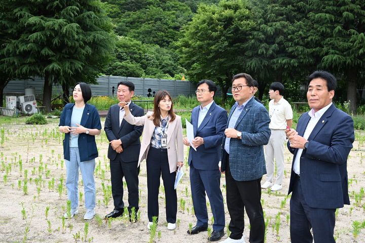 [울산=뉴시스] 유재형 기자 = 울산 울주군의회 행정복지위원회는 행정사무감사 2일째인 20일 옛 길천초등학교 이천분교에 대한 활용 방안을 찾기 위해 현장 방문을 실시했다. 2023.06.20. (사진= 울주군의회 제공)photo@newsis.com *재판매 및 DB 금지