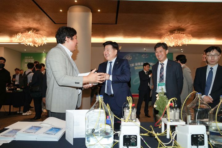 [제주=뉴시스] 20일 메종글래드 제주에서 열린 제1회 글로벌 분산에너지포럼체 참석한 오영훈 제주도지사가 참가자들과 이야기를 나누고 있다. (사진=제주도 제공) 2023.06.20. photo@newsis.com *재판매 및 DB 금지