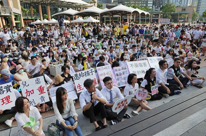 [서울=뉴시스]지난 18일 대만 신베이(新北) 시청사 앞에서 수백명의 학부모들이 한 유치원에서 교사들이 어린이들에게 중독성 있는 약물이 함유된 기침 시럽을 먹인 것에 항의하는 시위를 벌이고 있다. 신베이의 한 유치원 교사들이 미취학 아동들에게 페노바르비탈과 벤조디아제핀 같은 중독성 있는 약이 든 기침 시럽을 먹여 아이들을 진정시킨 사실이 드러나 학부모들의 거센 항의 시위를 촉발하고, 당국이 조사에 착수하는 등 대만 사회에 경종을 울렸다. <사진 출처 : 타이완 뉴스> 2023.06.20.