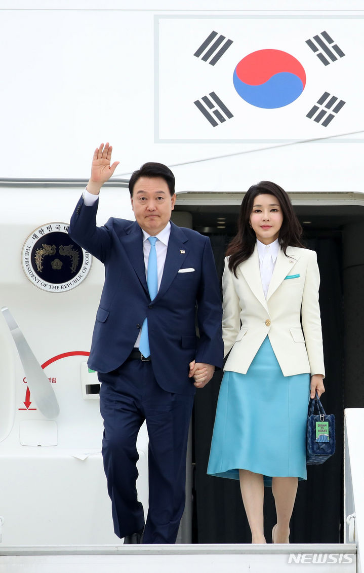 [파리=뉴시스] 전신 기자 = 제172차 국제박람회기구(BIE) 총회 참석차 파리를 방문한 윤석열 대통령과 부인 김건희 여사가 19일(현지시간) 파리 오를리 국제공항에 도착해 공군 1호기에서 내리고 있다. 2023.06.20. photo1006@newsis.com