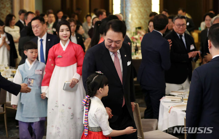 [파리=뉴시스] 홍효식 기자 = 윤석열 대통령과 부인 김건희 여사가 19일(현지시간) 파리 한 호텔에서 열린 프랑스 동포 초청 만찬 간담회에 입장하고 있다. 2023.06.20. yesphoto@newsis.com