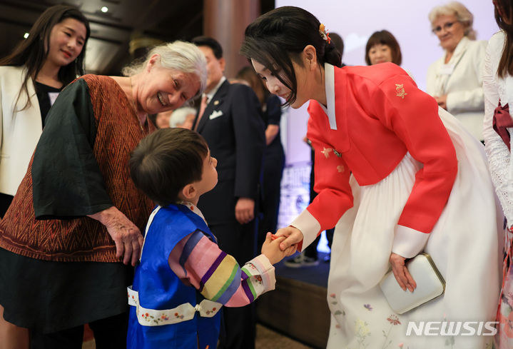 [파리=뉴시스] 홍효식 기자 = 윤석열 대통령 부인 김건희 여사가 19일(현지시간) 파리 한 호텔에서 열린 프랑스 동포 초청 만찬 간담회에 앞서 참석자들과 인사를 나누고 있다. (공동취재) 2023.06.20. yesphoto@newsis.com