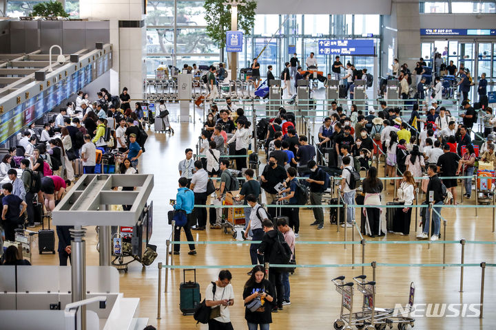 [인천공항=뉴시스] 정병혁 기자 = 20일 오전 인천국제공항 제1터미널 출국장을 찾은 여행객들이 출국 수속을  위해 줄 서 있다. 국내 주요 여행업체에 따르면 이번 여름 일본 패키지 상품 예약이 증가한 것으로 나타났다. 최근 들어 한일관계 개선과 엔화 환율 약세, 일본행 항공권 가격이 크게 하락한 것도 일본여행 열풍에 작용한 것으로 보인다. 2023.06.20. jhope@newsis.com