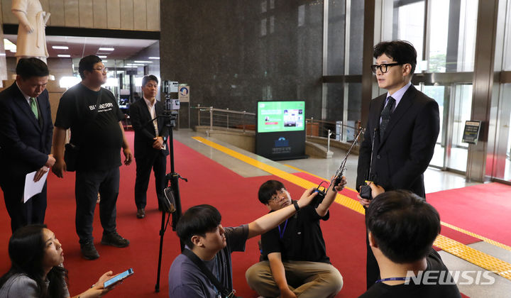 [서울=뉴시스] 전진환 기자 = 한동훈 법무부장관이 20일 오전 본회의에 출석하기 위해 서울 여의도 국회에 도착해 기자들이 질문에 답하고 있다. 2023.06.20. amin2@newsis.com