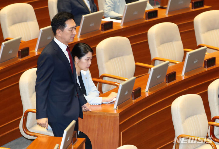 [서울=뉴시스] 고범준 기자 = 김기현 국민의힘 대표가 20일 오전 서울 여의도 국회 본회의장에서 열린 제407회국회(임시회) 5차 본회의에서 교섭단체 대표연설을 하기 위해 단상으로 향하고 있다. 2023.06.20. bjko@newsis.com