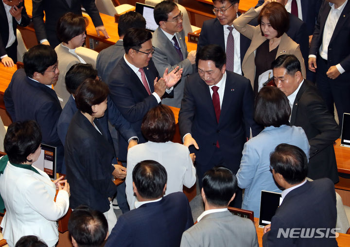 [서울=뉴시스] 고범준 기자 = 김기현 국민의힘 대표가 20일 오전 서울 여의도 국회 본회의장에서 열린 제407회국회(임시회) 5차 본회의에서 교섭단체 대표연설을 마치고 의원들과 인사를 나누고 있다. 2023.06.20. bjko@newsis.com