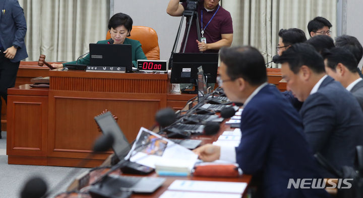 [서울=뉴시스] 추상철 기자 = 남인순 정치개혁특위 위원장이 20일 오전 서울 여의도 국회에서 열린 정치개혁특별위원회 전체회의에서 의사봉을 두드리고 있다. 2023.06.20. scchoo@newsis.com