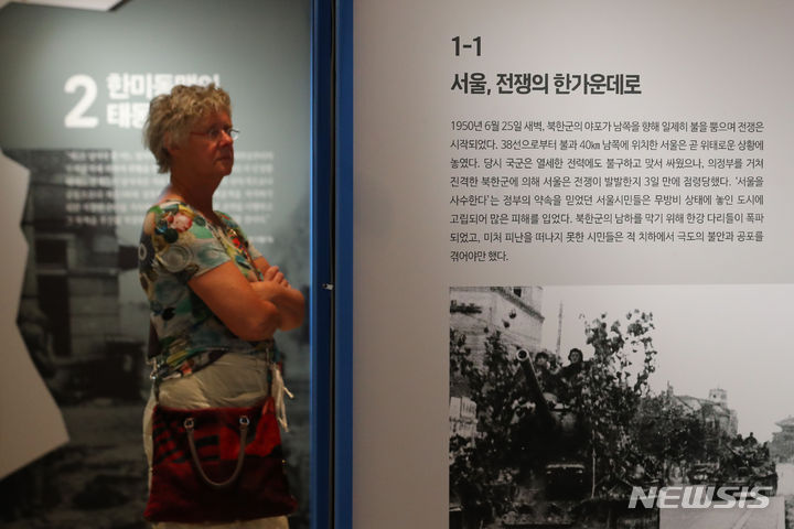 [서울=뉴시스] 권창회 기자 = 20일 오전 서울 종로구 서울역사박물관에서 관람객들이 한미동맹 70주년 기념 '6·25전쟁과 한미동맹' 전시를 관람하고 있다. 2023.06.20. kch0523@newsis.com