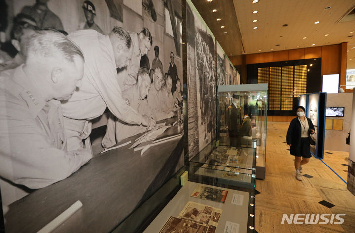 [서울=뉴시스] 권창회 기자 = 20일 오전 서울 종로구 서울역사박물관에서 관람객들이 한미동맹 70주년 기념 '6·25전쟁과 한미동맹' 전시를 관람하고 있다. 2023.06.20. kch0523@newsis.com