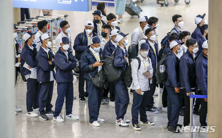 [인천공항=뉴시스] 정병혁 기자 = 지난 6월20일 오전 인천국제공항 제1터미널 입국장에서 미얀마에서 온 외국인근로자들이 입국하고 있다. 27일 고용노동부에 따르면, 정부는 이날 오후 정부서울청사에서 제40차 외국인력정책위원회를 개최하고 2024년 고용허가제 외국인력(E-9) 도입규모를 16만5000명으로 확정했다. 이는 올해(12만 명) 대비 37.5%(4만5000명) 늘어난 것으로, 고용허가제 도입 이후 최다 규모다. 2023.06.20. jhope@newsis.com