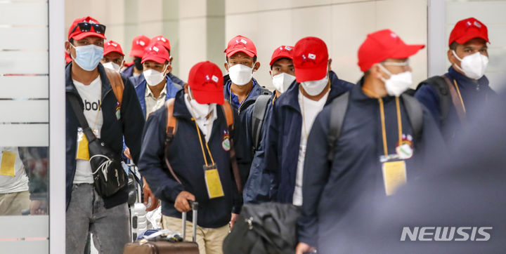 [인천공항=뉴시스] 정병혁 기자 = 지난 6월 20일 오전 인천국제공항 제2터미널 입국장에서 네팔에서 온 외국인근로자들이 입국하고 있다. 고용노동부는 최근 5년간 매년 5만~6만명 수준이었던 외국인 근로자 도입 규모를 올해 11만명으로 늘렸다. 외국인 고용허가제가 도입된 이후 역대 최대 규모다. 2023.06.20. jhope@newsis.com