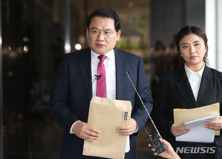 [서울=뉴시스] 조수정 기자 = 이준석 전 국민의힘 대표에게 성접대를 했다고 주장한 김성진 아이카이스트 대표의 참고인 신분 검찰 조사가 예정된 20일 법률대리인 강신업 변호사가 서울 서초구 서울중앙지검 입구에서 기자들에게 수사 상황 및 전망 브리핑을 하고 있다. 2023.06.20. chocrystal@newsis.com