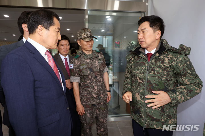 [철원=뉴시스] 국회사진기자단 = 김기현 국민의힘 당 대표가 20일 강원도 철원군 육군 제3보병사단을 방문해 전투복을 착용해 보고 있다. 2023.06.20. photo@newsis.com