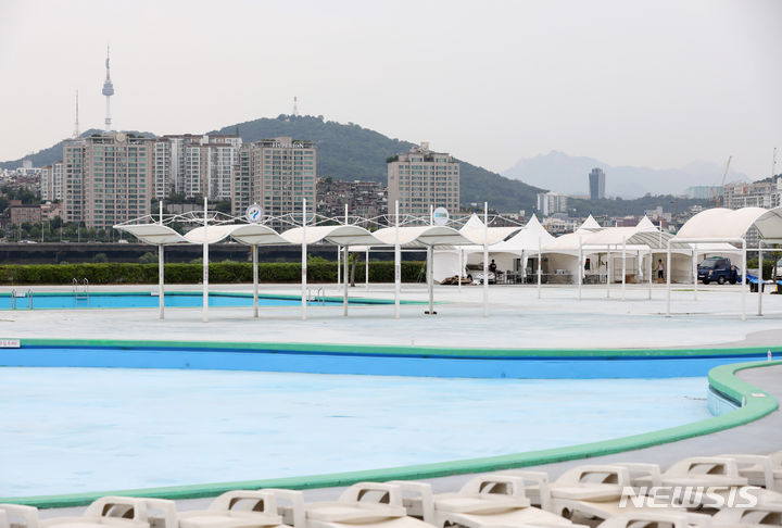 [서울=뉴시스] 김금보 기자 = 20일 서울 서초구 잠원 한강공원 수영장에 선베드 등 물품이 놓여있다. 서울시 한강사업본부는 오는 23일부터 8월20일까지 뚝섬, 광나루, 여의도, 잠원 한강 야외수영장과 양화, 난지물놀이장을 운영할 계획이다. 2023.06.20. kgb@newsis.com