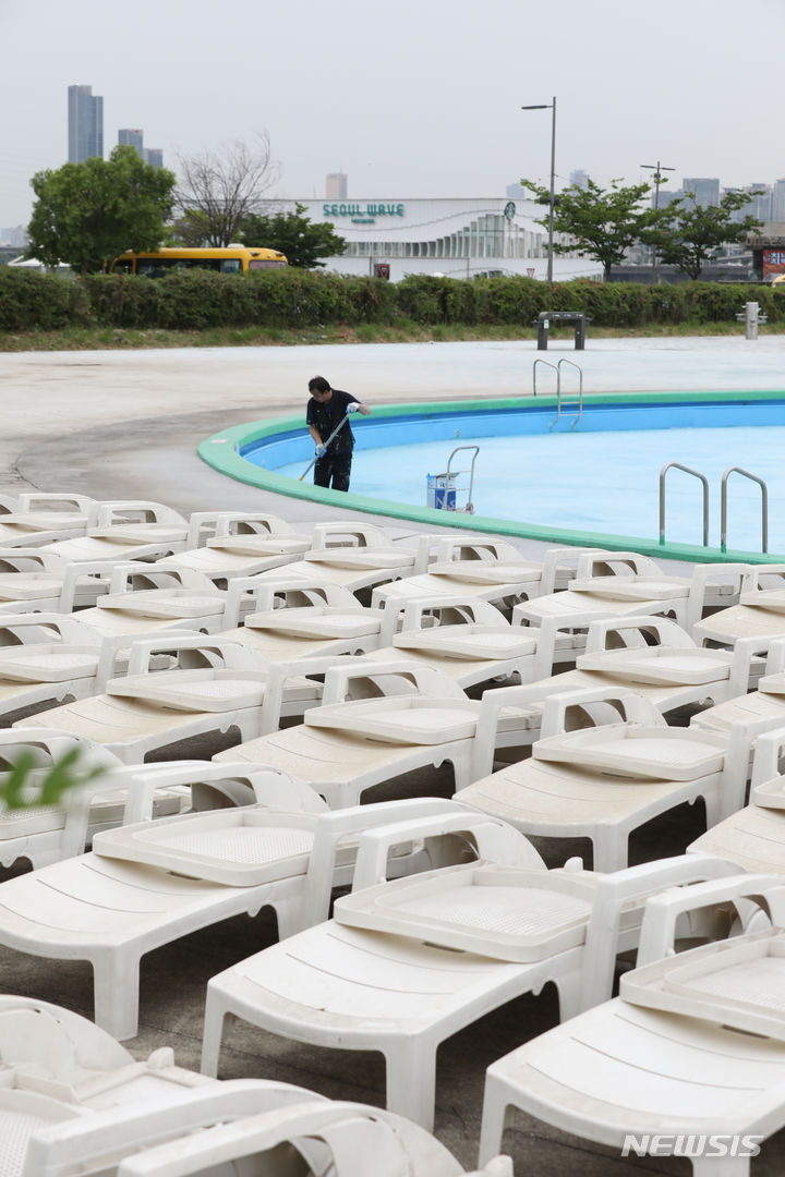 [서울=뉴시스] 김금보 기자 = 20일 서울 서초구 잠원 한강공원 수영장에 선베드 등 물품이 놓여있다. 서울시 한강사업본부는 오는 23일부터 8월20일까지 뚝섬, 광나루, 여의도, 잠원 한강 야외수영장과 양화, 난지물놀이장을 운영할 계획이다. 2023.06.20. kgb@newsis.com