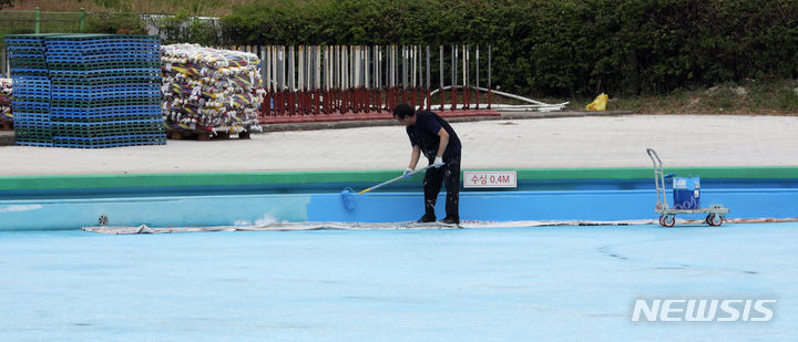 [서울=뉴시스] 김금보 기자 = 20일 서울 서초구 잠원 한강공원 수영장에서 작업자가 막바지 보수작업을 하고 있다. 서울시 한강사업본부는 오는 23일부터 8월20일까지 뚝섬, 광나루, 여의도, 잠원 한강 야외수영장과 양화, 난지물놀이장을 운영할 계획이다. 2023.06.20. kgb@newsis.com