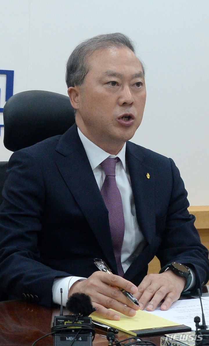 [전주=뉴시스] 김얼 기자 = 양오봉 전북대학교 총장이 20일 전북 전주시 전북대학교 대학본부 회의실에서 글로컬대학 30 사업 예비 지정 관련 기자간담회를 열고 질의에 답변하고 있다. 2023.06.20. pmkeul@nwsis.com