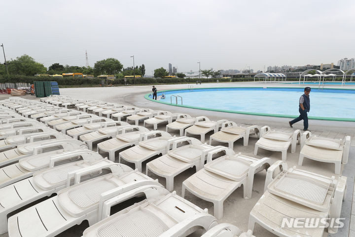 [서울=뉴시스] 김금보 기자 = 20일 서울 서초구 잠원 한강공원 수영장에 선베드 등 물품이 놓여있다. 서울시 한강사업본부는 오는 23일부터 8월20일까지 뚝섬, 광나루, 여의도, 잠원 한강 야외수영장과 양화, 난지물놀이장을 운영할 계획이다. 2023.06.20. kgb@newsis.com